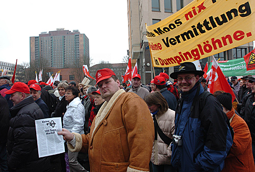 资料图片：2006年，德国民众就失业等社会问题举行大游行。（新华社）