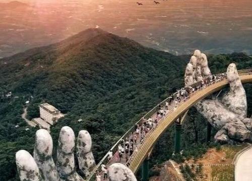 世界最独特的桥，佛手托起魔幻金桥画面太震撼，游客蜂拥而至