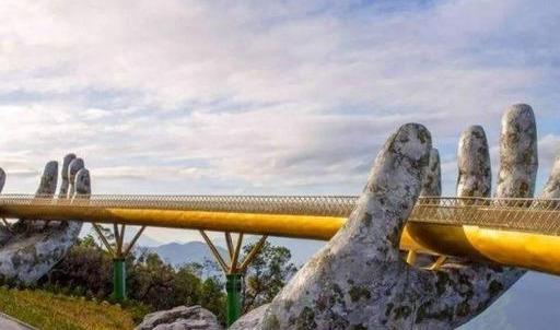 世界最独特的桥，佛手托起魔幻金桥画面太震撼，游客蜂拥而至